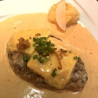 旬菜ステーキ処 らいむらいと - ガーリックバターソースでチーズハンバーグをいただく。マッシュポテトとかぶにもソースをつけて最後までソースを余すことなく召し上がれ。