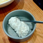 コムトゥヴ - 今日のホイップバターはヘーゼルナッツだそうです♪軽やかなコクがサルミソースに楽しい♫