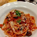 CIVIDALE - たっぷり黒オリーブのプッタネスカスパゲティ⭐️黒オリーブの風味がたっぷりとトマトソースに絡みついて♫♫