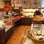 イスズベーカリー - 撮影許可を得て、店内を撮りまくります①