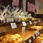 イスズベーカリー - 撮影許可を得て、店内を撮りまくります②