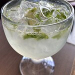 TGIフライデーズ - ウルティメイト フライデーズ モヒート1290円、何がultimate なのか聞いたところ量も多いし使ってるラム酒が通常よりいいグレードのものとのことだった。それほどultimate 感はなかった。