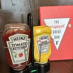 TGIフライデーズ - アメリカン2種の神器、ていうかこれしか調味料ない？