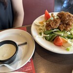 TGIフライデーズ - ケイジャンフライドチキンサラダ ハーフサイズ990円、ドレッシングはブルーチーズを選択。