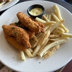 TGIフライデーズ - チキンフィンガー990円、フライドポテトとハニーマスタードドレッシング付き、5ピース入っててこれもボリュームがすごい。