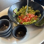 TGIフライデーズ - 全ての具材を混ぜ混ぜ、スタッフがテーブルの上でやってくれる。