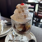 TGIフライデーズ - フライデーズ サンデー890円、アメリカを代表する高カロリーデザート、こんなの食べてたらそりゃ体大きくなるよなー。