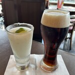 TGIフライデーズ - フローズンマルガリータ840円、プレモル ハーフ＆ハーフ Lサイズ 950円、どちらも量たっぷりー