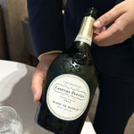 Restaurant KEI - ローラン・ペリエのブラン・ド・ブランで乾杯。
      キリリとドライで爽やか。清々しい。