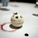 Restaurant KEI - オシャレ(^^)
      このメレンゲをフォークで叩いて割ると、中には爽やかベリー系とバニラのアイス。
      優しいクロージングです。