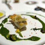 Restaurant KEI - スズキは鱗を残して、松笠のように。
      これまた、レモン、バジルに海藻の旨味で、フォークとナイフが止まらぬ(^^)
      いずれのお料理にも共通しているのは、親しみやすさと新鮮さの共存ですね。