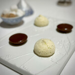 Restaurant KEI - 小菓子。
      キャラメルのチョコも美味しいですが、この冷凍マシュマロがレモン風味で最っ高に好み〜。
      帰る頃には、すっかり元気にしていただきました！(^^)