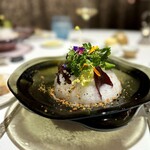 Restaurant KEI - シェフのスペシャリテ。
                                この美しいお皿を、ガッツリとかき混ぜます。するとグリーン一色に変わる不思議な一皿。
                                甘味、酸味、ほのかな苦味など複雑ながら、バランスが絶妙に美味しい♪
                                ものすごい計算だなぁ。