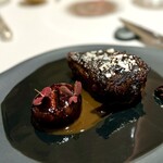 Restaurant KEI - この鳩、ヤバしだぞ。
      纏わせた味噌のソースが香ばしく、鳩の美味しさを引き立てるのが、たまりません〜(^^)
      身質も柔らかく、ペロッといただいてしまいました。