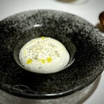 Restaurant KEI - 下に杏子のようなフルーツがコンフィチュールで隠れています。
      ブルーチーズが使われていますが、ムースのような仕立てなので、軽くて美味しい。