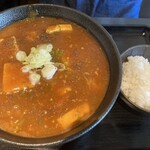 太威 - 四川風マーボー麺 900円 半ライス 100円