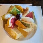 サッチモ - シフォンケーキ　シフォンケーキがフルーツに埋もれてます