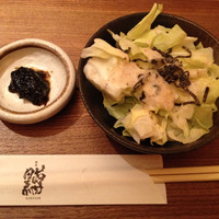 黒尊 - 丼についている、サラダと海苔