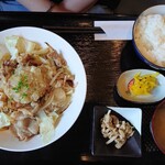 信樂食堂 - とんガリ炒め定食