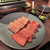 焼肉もちお - 牛タン(上)、ラム芯(下)