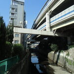 コート ドール - 古川の上を走る首都高速２号線