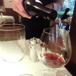 コート ドール - ボーヌロマネを注ぐ