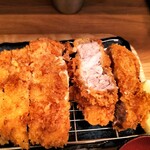 とんかつ ひなた食堂 - 厚切りとんかつ(あえて一切れだけ横向きにして厚切りを確認できるよう撮影しています)