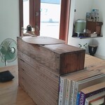 Cafe Room - 入口横にセルフの水と小箱にミルク、砂糖があるようです