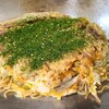 三八 - 肉玉そば(税込850円)
・蒸し中太麺
・ミツワソース(穏やかな甘みと旨み)
・焼き方:ペッタンコに押さえる
・焼き上がりの形:乱れた楕円形
・鉄板またはお皿で食べるのがスタンダード 
