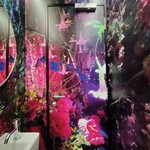 anonymous art cafe & bar - トイレもアーティスティック