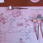 レストラン キエフ - ランチョンマットにはロシア語の挨拶が。