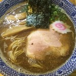 らーめん侘助 - 醤油ラーメン750円
                                
                                煮干しメインで鶏出汁の熱々スープ。ゆずも入っていて、なんだか妙に後を引く味。細ストレート麺は、食感良くこれ以上細いと噛みごたえないし、太いともっさりしそう。
                                具はチャーシュー、極太メンマ、青ネギ、なると、海苔。
                                バランス良い一杯に仕上がってます。
                                
                                2014年73杯目