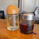 尾道純情 中華そば らがら - 味変用煮干し酢、ラー油