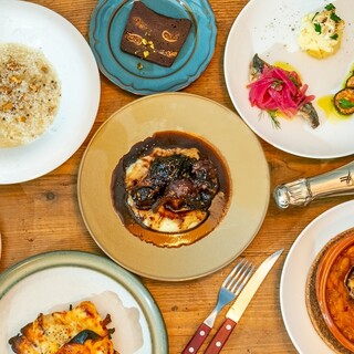 おつまみになる小皿料理からメイン料理まで、フードも充実！