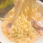 いかれたヌードル フィッシュトンズ - 麺リフト