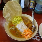 南インド料理 なんどり - ～今週のカレーセット～パプリカのサンバル(キマメのカレー)、カブのスパイシーカレーの２種に、にんじんのハーブサラダ、野菜の香味炒め（ポリヤル）、ライス、パパド
