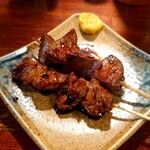 炭火串焼ぶたいちろう - カシラ串：120円+税、レバー串：120円+税