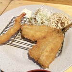 食堂 はまかに - アジフライ＆エビフライ。アジフライは衣がサクサクで身はふわふわ。