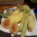 10種類の食材を使った天ぷらの盛り合わせは食べ応えがありましたね