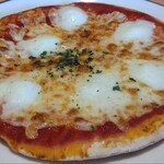 サイゼリヤ - 料理写真:バッファローモッツアレラのマルゲリータピザ
