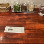 欧風カレー ボンディ - 薬味は左からかっぱ漬、福神漬、らっきょう