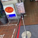 欧風カレー ボンディ 神保町本店 - 外観（エレベーターか、その突き当たりから階段を登ると2階にある店舗があり、並ぶのは店舗前から階段に沿ってとなります。）
