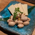 魚屋ひでぞう - チーズとピスタチオ燻製