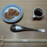 日本橋海鮮丼 つじ半 - 鯛の刺身、醤油