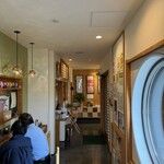 こぶし - カウンター席とレジ（その奥にも座敷あり、私達は後ろの座敷）