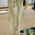 こぶし - 冷や汁うどんの麺（白く長く平たくちぢれで手切り）