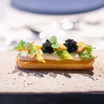 ル ソルシエ - 有機インゲン豆のサラダと仏産キャビアのエクレア 梶谷農園のタイバジル