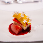 ル ソルシエ - ピーチメルバをイメージした白桃コンポートとヴァニラムース 木苺と白桃のソース