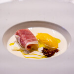 ル ソルシエ - 北海道産のピュアホワイト/黒ビールとシチリア檸檬のジュレ アプリコットとプロヴァンス産オリーブオイルのソルベ ブラッティーナとバイヨンヌ産生ハム