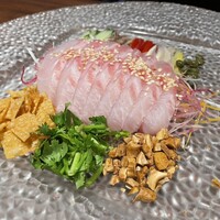 Ino Cantonese 日本橋 たかせ - ①白身魚（イシダイ）刺身、広東風サラダ添え、オリジナル醤油ドレッシング